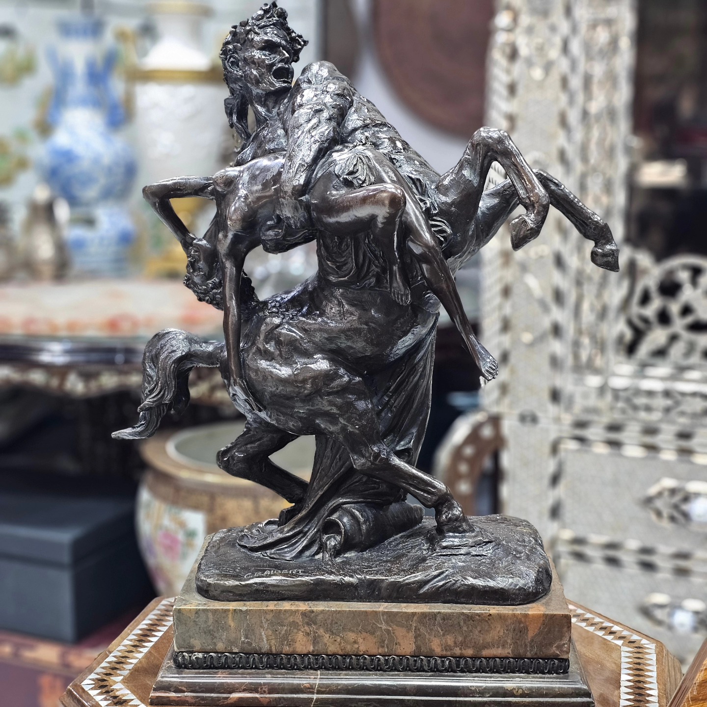 تمثال برونزي "مروض الخيل"